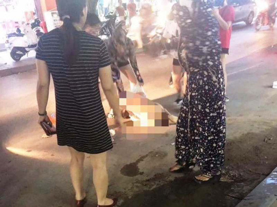 Hình ảnh chị G. bị nhóm phụ nữ đánh ghen dã man giữa trung tâm TP Thanh Hóa Hình ảnh chị G. bị nhóm phụ nữ đánh ghen dã man giữa trung tâm TP Thanh Hóa