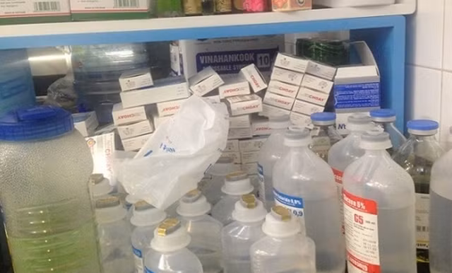 Nhiều loại thuốc, dụng cụ y tế không có hóa đơn, nguồn gốc xuất xứ tại cơ sở thẩm mỹ ở căn hộ 6G, chung cư Ngọc Khánh vừa mới bị xử phạt. (Ảnh: H.Q)