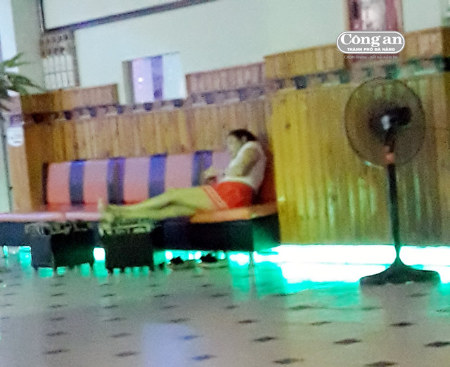 Cô gái ăn mặc hở hang ngồi đợi khách massage. Cô gái ăn mặc hở hang ngồi đợi khách massage.