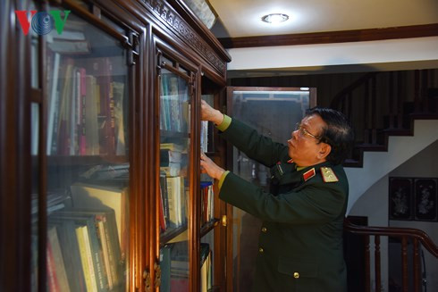 Sau này nhiều lần trở lại chiến trường xưa, Trung tướng Nguyễn Mạnh Đẩu và những người may mắn sống sót qua trận chiến ngày nào luôn day dứt bởi nhiều đồng đội năm xưa ngã xuống, đất nước chưa kịp ghi danh. Trong ảnh: Trung tướng Nguyễn Mạnh Đẩu tìm lại tư liệu viết về trận chiến Tết Mậu Thân 1968. Sau này nhiều lần trở lại chiến trường xưa, Trung tướng Nguyễn Mạnh Đẩu và những người may mắn sống sót qua trận chiến ngày nào luôn day dứt bởi nhiều đồng đội năm xưa ngã xuống, đất nước chưa kịp ghi danh. Trong ảnh: Trung tướng Nguyễn Mạnh Đẩu tìm lại tư liệu viết về trận chiến Tết Mậu Thân 1968.