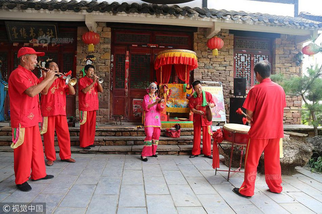 Chuyện lạ hôm nay: Dị nhân giả bà mối xấu và sự thực cảm động - Hình 4 Chuyen la hom nay: Di nhan gia ba moi xau va su thuc cam dong-Hinh-4