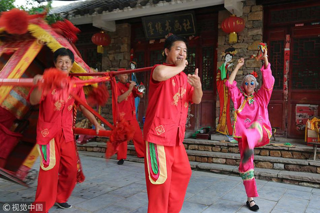 Chuyện lạ hôm nay: Dị nhân giả bà mối xấu và sự thực cảm động - Hình 2 Chuyen la hom nay: Di nhan gia ba moi xau va su thuc cam dong-Hinh-2