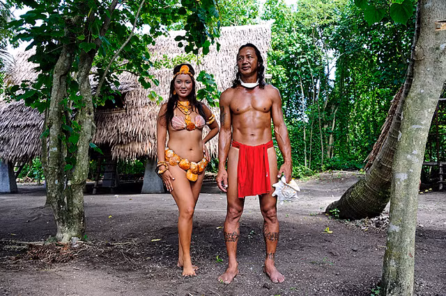 Lưu truyền, 2000 năm TCN, tổ tiên của người Chamorro khi dong buồm trên Thái Bình Dương vô tình phát hiện một hòn đảo xinh đẹp được bao quanh bởi các rạn san hô và quyết định định cư ở đây.