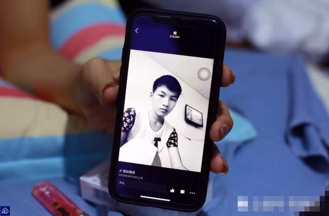 Gia cảnh khó khăn, cha mất sức lao động, mẹ đòi ly dị rồi tái hôn với người khác, em gái 14 tuổi vẫn phải ăn học... Hai năm trước, chàng trai trẻ nghị lực Uyển Ân Chí, người Chu Khẩu, Hà Nam bất đắc dĩ phải bỏ học, một mình đến thành phố lớn Trịnh Châu để đi làm.