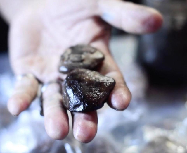 Nhiều thành viên còn ngậm những mảnh xương bánh chè của người để được "tàng hình". Ảnh: The Sun. Nhiều thành viên còn ngậm những mảnh xương bánh chè của người để được "tàng hình". Ảnh: The Sun.