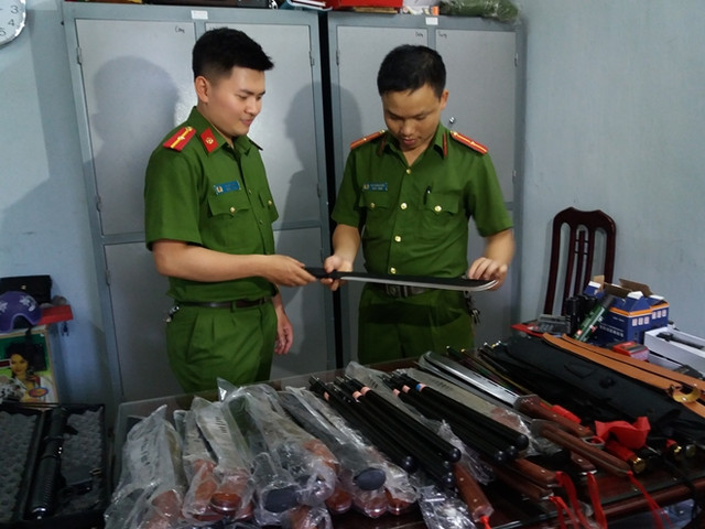 Công an kiểm tra số vũ khí thu giữ. Công an kiểm tra số vũ khí thu giữ.
