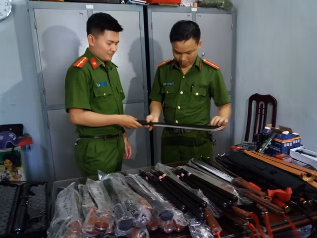 Công an kiểm tra số vũ khí thu giữ.