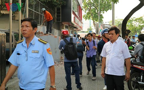 Ông Đoàn Ngọc Hải trong một lần dọn dẹp vỉa hè. Ông Đoàn Ngọc Hải trong một lần dọn dẹp vỉa hè.