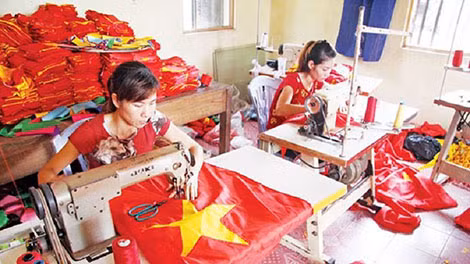 Một góc xưởng may cờ.