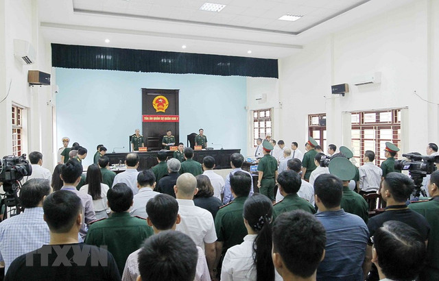 Quang cảnh phiên tòa xét xử Đinh Ngọc Hệ. Quang cảnh phiên tòa xét xử Đinh Ngọc Hệ.