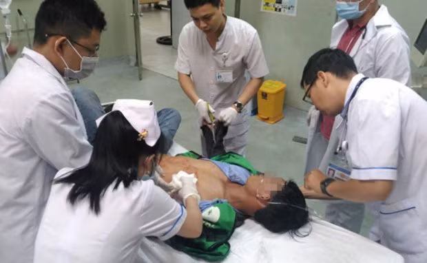 Bệnh nhân nhập viện trong tình trạng nguy kịch. Nguồn: Thanh Niên.