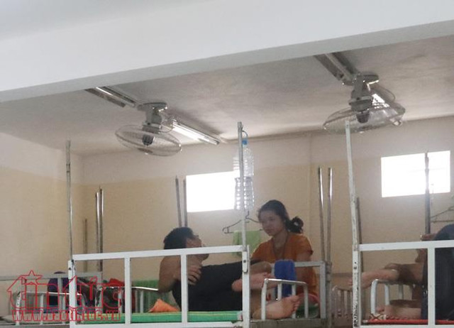 Các giường tầng được trang bị đầy đủ chiếu, màn, hệ thống quạt điện mát mẻ. Giữa tiết trời oi ả, người nhà đi chăm bệnh nhân cũng bớt cực hơn.