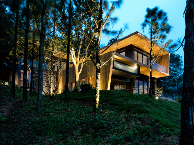 Ngôi nhà mất hơn một năm thi công, với tổng diện tích sử dụng là 460 m2.