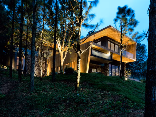 Ngôi nhà mất hơn một năm thi công, với tổng diện tích sử dụng là 460 m2.