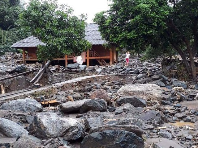 Đã 7 ngày trôi qua, nhưng con đường huyết mạnh của xã An Lương không thể thông xe mà chỉ có thể vượt đường rừng vào xã. Nguồn: danviet.vn