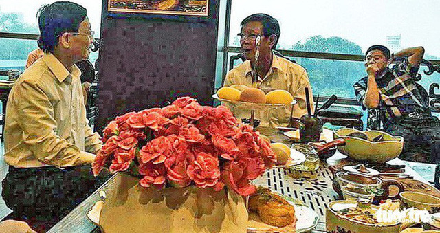 Một bữa ăn của những người liên quan đường dây đánh bạc xuyên quốc gia. Từ trái sang: ông Nguyễn Thanh Hóa (cựu cục trưởng Cục Cảnh sát phòng chống tội phạm sử dụng công nghệ cao), ông Phan Văn Vĩnh (cựu tổng cục trưởng Tổng cục Cảnh sát) và ông Nguyễn Văn Dương (cựu chủ tịch HĐQT Công ty TNHH đầu tư phát triển an ninh công nghệ cao - CNC, bị can cầm đầu đường dây đánh bạc) - Ảnh tư liệu: Tuổi Trẻ Một bữa ăn của những người liên quan đường dây đánh bạc xuyên quốc gia. Từ trái sang: ông Nguyễn Thanh Hóa (cựu cục trưởng Cục Cảnh sát phòng chống tội phạm sử dụng công nghệ cao), ông Phan Văn Vĩnh (cựu tổng cục trưởng Tổng cục Cảnh sát) và ông Nguyễn Văn Dương (cựu chủ tịch HĐQT Công ty TNHH đầu tư phát triển an ninh công nghệ cao - CNC, bị can cầm đầu đường dây đánh bạc) - Ảnh tư liệu: Tuổi Trẻ