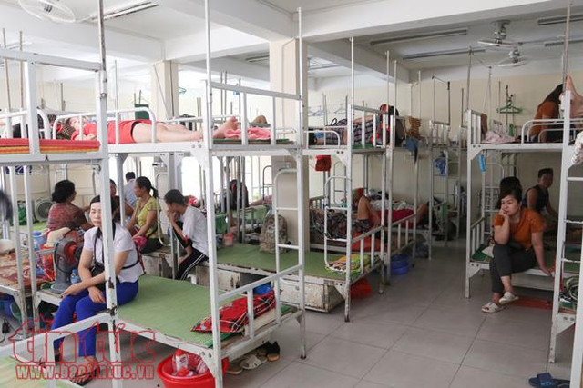 Khu nhà trọ giá rẻ của bệnh viện Việt Đức được bố trí các giường tầng trong phòng tập thể.