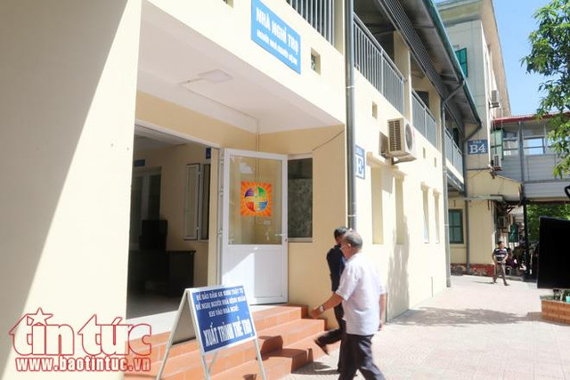 Trước đây khi chưa có khu nhà trọ giá rẻ này, người nhà bệnh nhân thường phải thuê nhà ở ngoài với giá từ 100.000 đồng đến 200.000 đồng/ngày đêm. Với những gia đình phải trông bệnh nhân dài ngày sẽ gặp khó khăn về kinh tế.