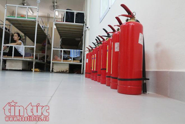 Nhà trọ cũng được trang bị dụng cụ chữa cháy theo quy định.
