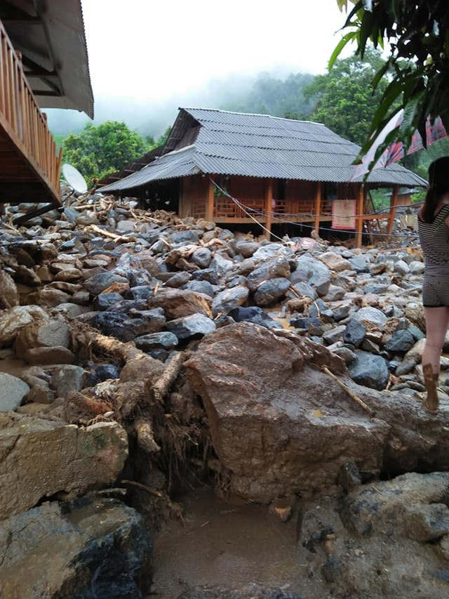 Hàng trăm nghìn mét khối đá đổ xuống bản làng. Nguồn: danviet.vn