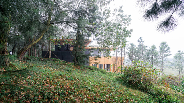 KTS mô tả, TeakHouse là kết quả của một cuộc hành trình tìm kiếm cái đẹp trong sự giao thoa giữa văn hóa và môi trường, khí hậu. Trong hành trình thú vị và không kém nhọc nhằn này, KTS đã tìm sự hòa hợp của giải pháp kiến trúc, giải pháp nội thất, vật liệu cùng kỹ thuật chế tác gỗ tự nhiên để tạo nên được sản phẩm tinh tế và bền vững. KTS mô tả, TeakHouse là kết quả của một cuộc hành trình tìm kiếm cái đẹp trong sự giao thoa giữa văn hóa và môi trường, khí hậu. Trong hành trình thú vị và không kém nhọc nhằn này, KTS đã tìm sự hòa hợp của giải pháp kiến trúc, giải pháp nội thất, vật liệu cùng kỹ thuật chế tác gỗ tự nhiên để tạo nên được sản phẩm tinh tế và bền vững.