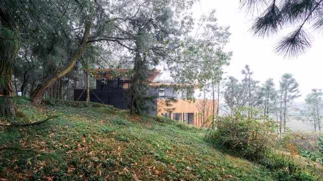 KTS mô tả, TeakHouse là kết quả của một cuộc hành trình tìm kiếm cái đẹp trong sự giao thoa giữa văn hóa và môi trường, khí hậu. Trong hành trình thú vị và không kém nhọc nhằn này, KTS đã tìm sự hòa hợp của giải pháp kiến trúc, giải pháp nội thất, vật liệu cùng kỹ thuật chế tác gỗ tự nhiên để tạo nên được sản phẩm tinh tế và bền vững.