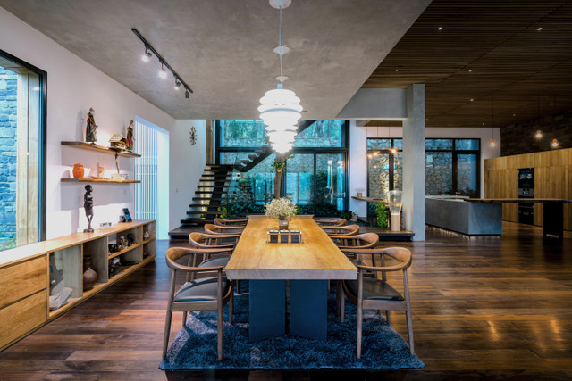 Phòng ăn bên cạnh phòng khách.