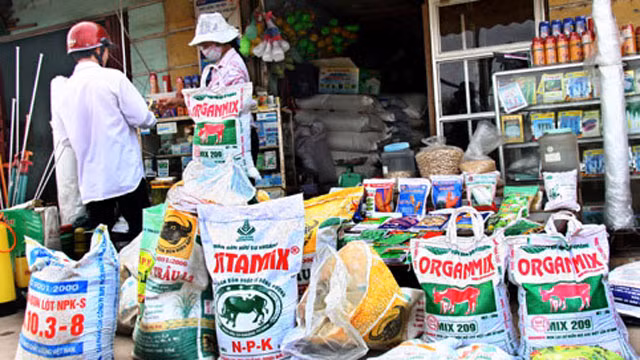Cơ quan chức năng cần rà soát lại các đơn vị được cấp phép sản xuất kinh doanh phân bón và cương quyết rút giấy phép những đơn vị không đạt yêu cầu. Ảnh: IT