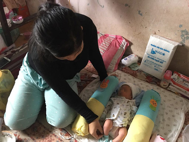 Bé T nhận hàng về phòng trọ gia công để chăm sóc con nhỏ Bé T nhận hàng về phòng trọ gia công để chăm sóc con nhỏ
