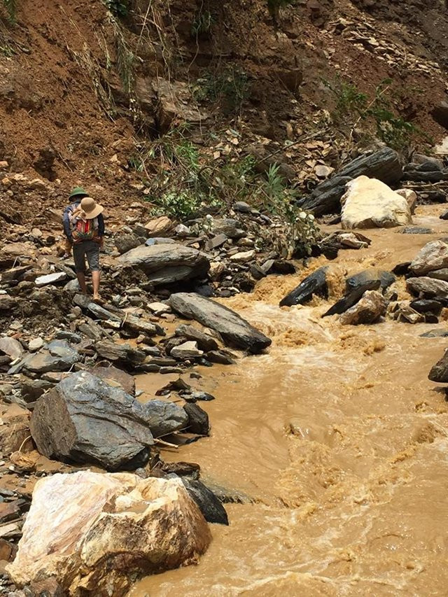 Con đường huyết mạnh nối An Lương với các địa phương khác bị phá hỏng hoàn toàn. Nguồn: Danviet.vn