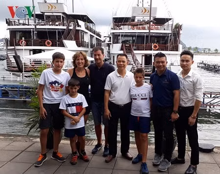 Gia đình ông Enrique Manuel. Ảnh: VOV