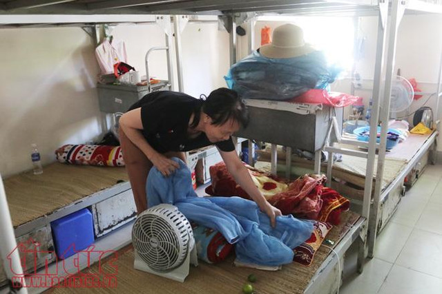 Bà Nguyễn Thị Dương một bệnh nhân chạy thận cho biết, trước đây 2 mẹ con phải thuê trọ rất xa bệnh viện, khó khăn cho việc đi lại. Nay có khu nhà trọ này bà tiện lợi hơn rất nhiều mà lại rất rẻ.