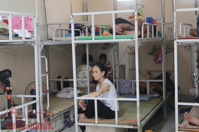 Bà Lê Xuân Thanh (Hà Nội) đưa người nhà lên chữa trị chấn thương do tai nạn giao thông cho biết, phần lớn những người nhập viện tại bệnh viện là những gia đình nông dân khó khăn, viện phí nhiều khi còn khó để xoay xở. Việc có một khu nhà trọ giá rẻ lại sạch sẽ như thế này là sự chia sẻ của bệnh viện đối với bệnh nhân, giúp san sẻ những gánh nặng cùng người bệnh.