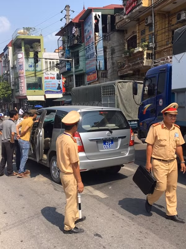 Tai nan khien o to bien xanh "nat dau” o Vinh Phuc-Hinh-2