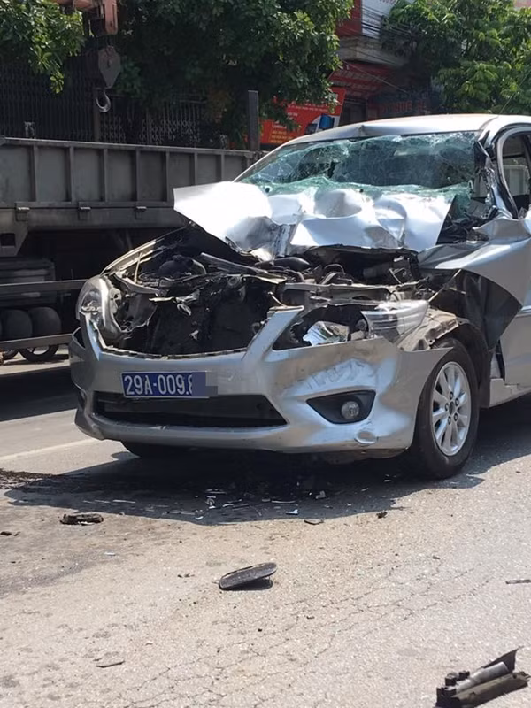 Tai nan khien o to bien xanh "nat dau” o Vinh Phuc