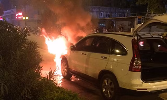 Hien truong kinh hoang xe may bi o to CRV keo le boc chay