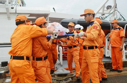 Bàn giao thi thể 2 thuyền viên vừa tìm được từ vụ chìm tàu Bình Định mang số hiệu BĐ-30366 TS. Bàn giao thi thể 2 thuyền viên vừa tìm được từ vụ chìm tàu Bình Định mang số hiệu BĐ-30366 TS.