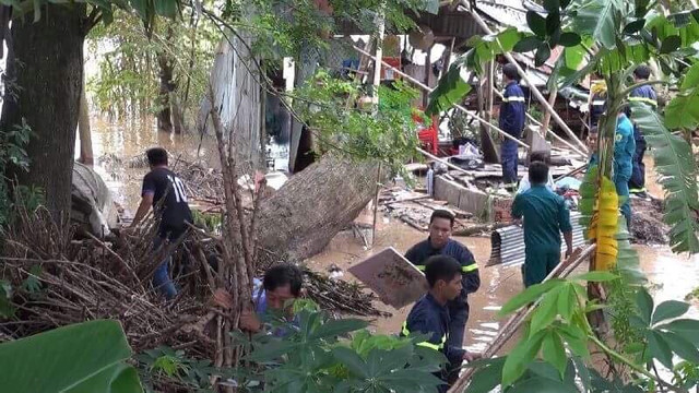 Chồng đau đớn nhìn vợ con chết thảm vì cây đổ sập nhà Chong dau don nhin vo con chet tham vi cay do sap nha