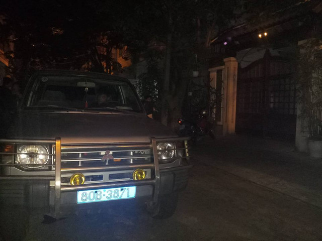 Đang khám xét nhà Bí thư Đảng uỷ các khu công nghiệp Đà Nẵng. - Hình 3 Dang kham xet nha Bi thu Dang uy cac khu cong nghiep Da Nang.-Hinh-3