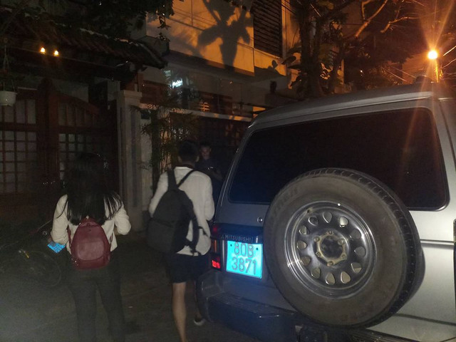 Đang khám xét nhà Bí thư Đảng uỷ các khu công nghiệp Đà Nẵng. - Hình 2 Dang kham xet nha Bi thu Dang uy cac khu cong nghiep Da Nang.-Hinh-2