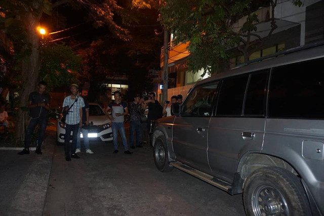 Đang khám xét nhà Bí thư Đảng uỷ các khu công nghiệp Đà Nẵng. Dang kham xet nha Bi thu Dang uy cac khu cong nghiep Da Nang.