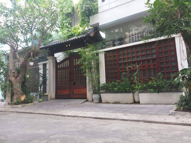 Đang khám xét nhà Bí thư Đảng uỷ các khu công nghiệp Đà Nẵng. - Hình 4 Dang kham xet nha Bi thu Dang uy cac khu cong nghiep Da Nang.-Hinh-4