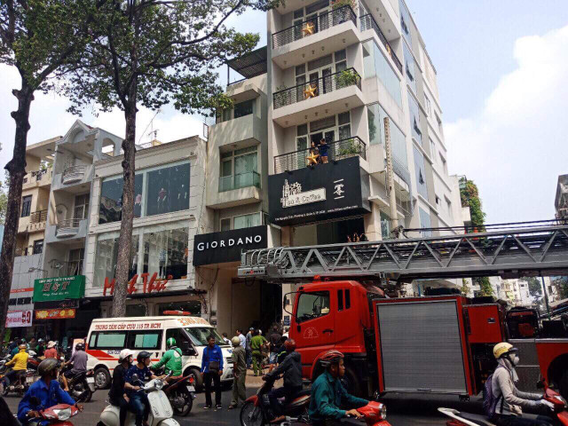 Lực lượng cứu hỏa được điều động tham gia giải cứu nạn nhân.