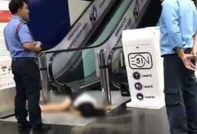 Hốt hoảng chứng kiến nữ sinh rơi từ tầng 3 Bitexco, TP HCM Hot hoang chung kien nu sinh roi tu tang 3 Bitexco, TP HCM