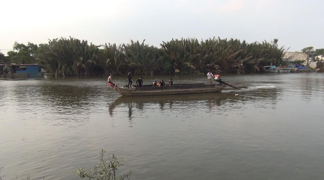 Lực lượng cứu hộ đang tìm kiếm nạn nhân. Lực lượng cứu hộ đang tìm kiếm nạn nhân.