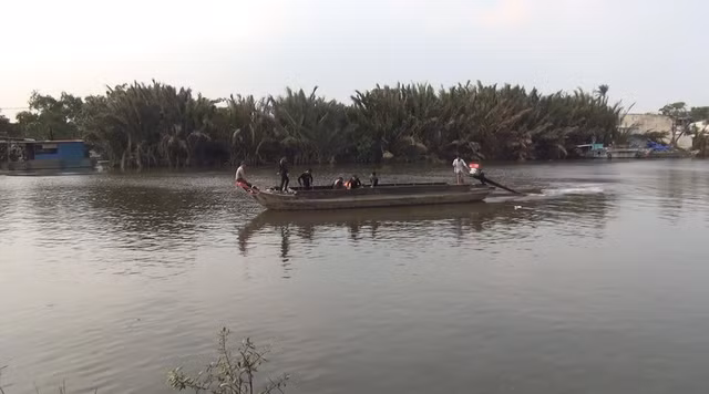 Lực lượng cứu hộ đang tìm kiếm nạn nhân.