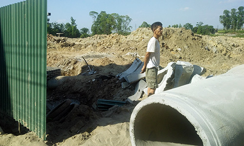 Ông Trần Văn Lự thừa nhận dùng búa đánh anh Hưng. Ông Trần Văn Lự thừa nhận dùng búa đánh anh Hưng.