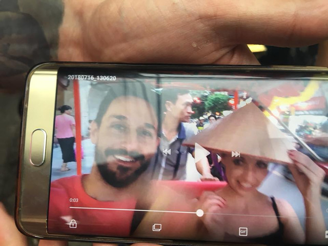 Hình ảnh hai vị khách du lịch trong sự việc. Đằng sau là anh Chinh, lái xe xích lô bị tố trả lại tiền âm phủ "lừa" du khách đang gây xôn xao dư luận.