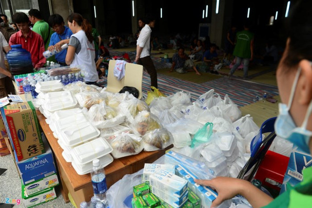 Nhiều suất cơm được phát miễn phí. Ảnh: Tùng Tin. Nhiều suất cơm được phát miễn phí. Ảnh: Tùng Tin.