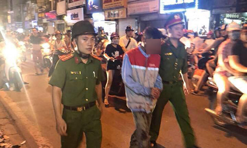 Kinh hoàng người đàn ông đâm vợ cũ trước mặt con trai 6 tuổi Kinh hoang nguoi dan ong dam vo cu truoc mat con trai 6 tuoi